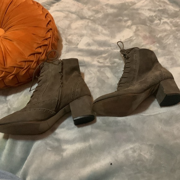 Tahari Gray Joshua Suede Block Heel Ankle Booties Size 9 Women’s - Picture 3 of 4